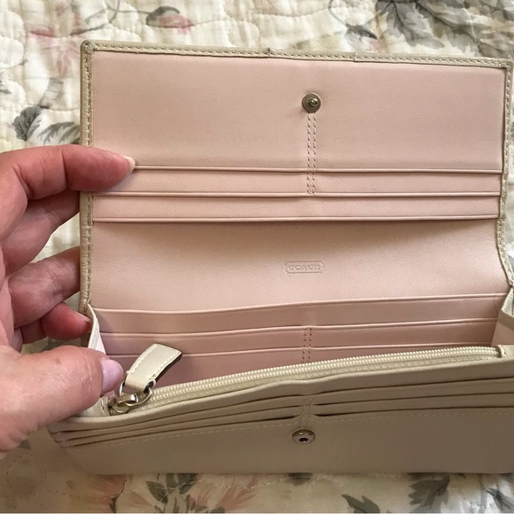 Coach, vintage cream coloured wallet - Picture 7 of 8